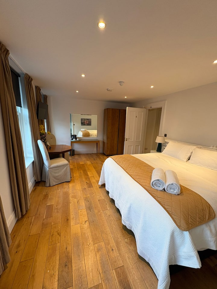 Gilberts Super King Or Twin Room (B) - Carrigaline