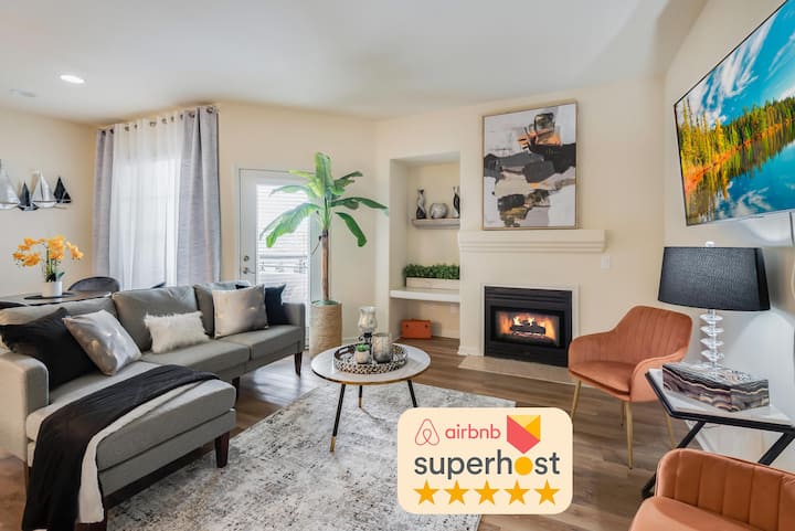 Luxurious Apartment: King Bed + Private Garage - Rocklin, CA