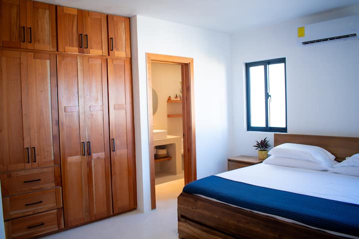 Мирно апартманче со брачен кревет (широк 180-220 см), сопствена бања и прекрасен поглед. Собата има модерни детали и клима-уред за мирен сон.