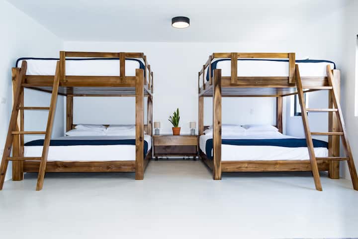 Забавен и прилагодлив простор идеален за семејства или групи, со четири кревета (king-size) распоредени како горни и долни кревети. Клима уредот, меката постелнина и неутралните тонови го прават удобно и функционално.