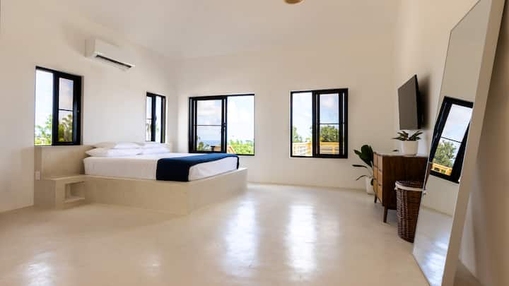 Пространа и мирна, спалната соба 1 има брачен кревет (широк 180 – 200 см), клима уред и големи прозорци со поглед кон бујно зеленило. Мебелот од природно дрво и минималистичкиот дизајн создаваат мирно прибежиште идеално за одмор и приватност.