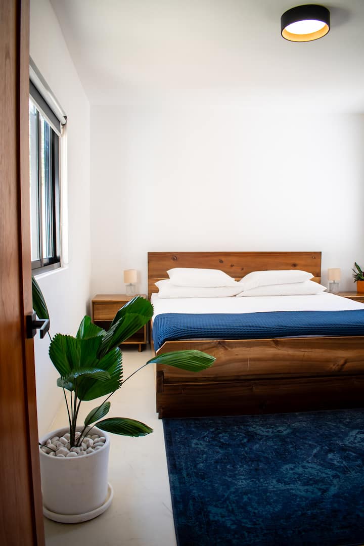 Стилската и пространа спална соба 3 нуди брачен кревет (широк 180-220 см) и повеќе прозорци кои го исполнуваат просторот со природна светлина. Совршено за гости кои уживаат во допир на луксуз и простор за опуштање.