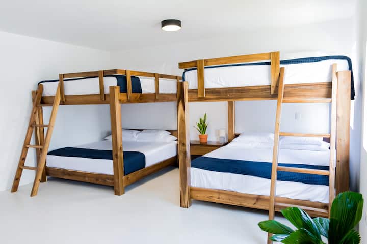 Забавен и прилагодлив простор идеален за семејства или групи, со четири кревета (king-size) распоредени како горни и долни кревети. Клима уредот, меката постелнина и неутралните тонови го прават удобно и функционално.