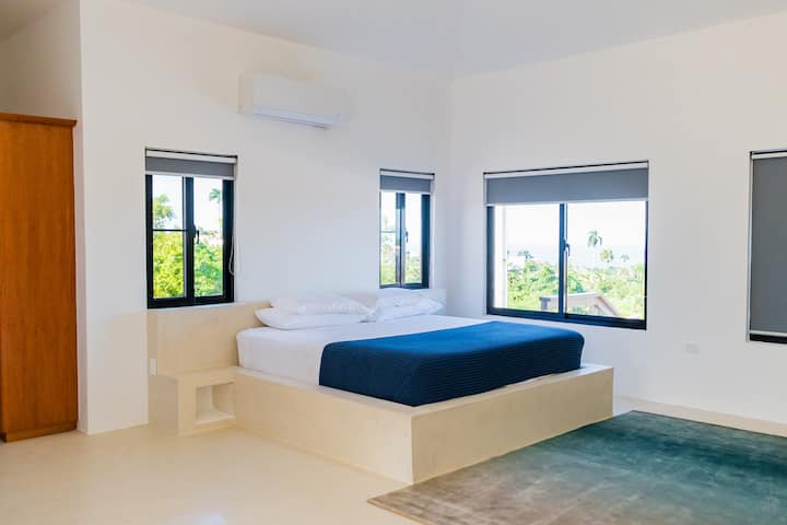 Пространа, елегантна и исполнета со светлина, оваа спална соба има брачен кревет (широк 180 – 220 см), стилска комода и удобен простор за седење. Неговиот подигнат распоред обезбедува неверојатен поглед кон околината, создавајќи приватно засолниште во вилата.