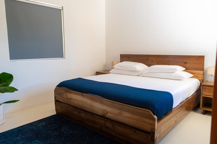 Мирно апартманче со брачен кревет (широк 180-220 см), сопствена бања и прекрасен поглед. Собата има модерен декор, клима уред и ролетни за затемнување за мирен сон.