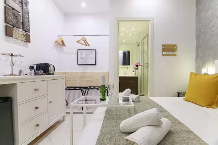 Elegant Room With En Suite Bathroom - Barcelona