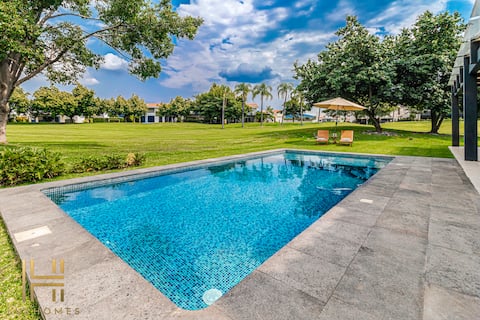 House, terrace, sauna, pool & cleaning included.