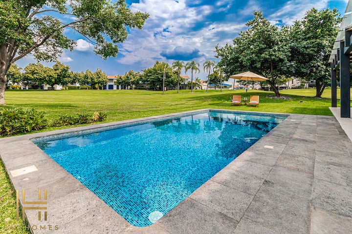 House, terrace, sauna, pool & cleaning included.