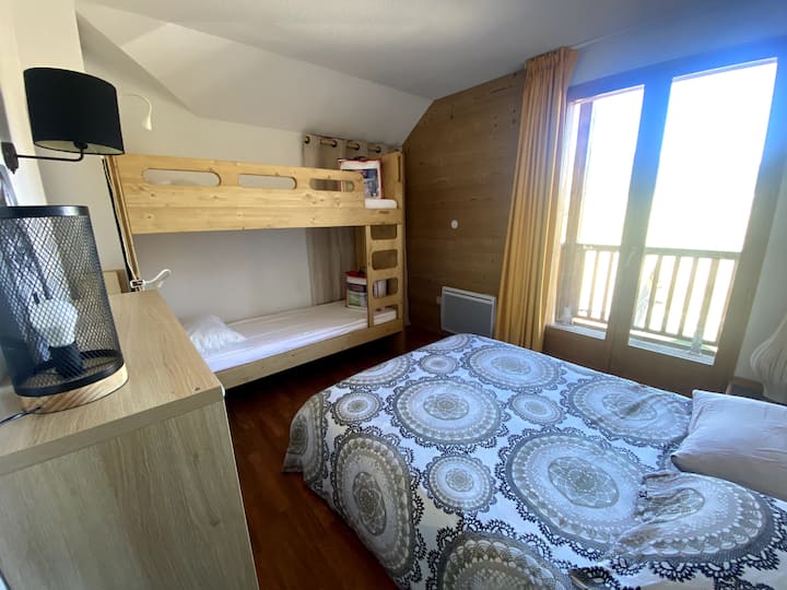 Dhomë gjumi familjare 11 m², për 4 persona, krevat 140 x 190 cm, krevat dykatësh me 2 krevate tekë, njësi magazinimi, gardërobë dhe hapësirë magazinimi. Ballkon me pamje nga fillimi i pistave të skijimit në terren të hapur dhe qendra e hipizmit