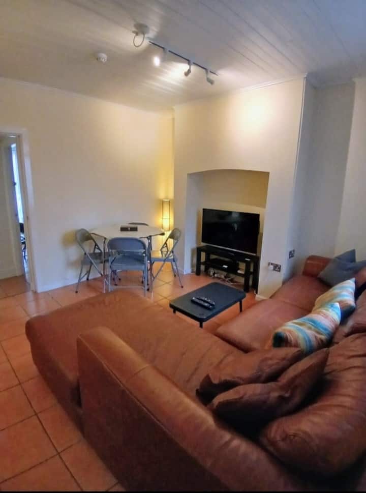 6 Bedroom Queens Quarter Townhouse - Belfast
