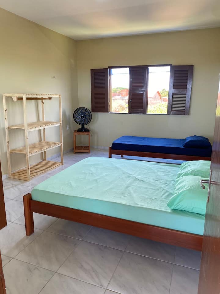 Tutte le suite hanno 1 letto matrimoniale, 1 letto singolo, 1 ventilatore e 1 organizer