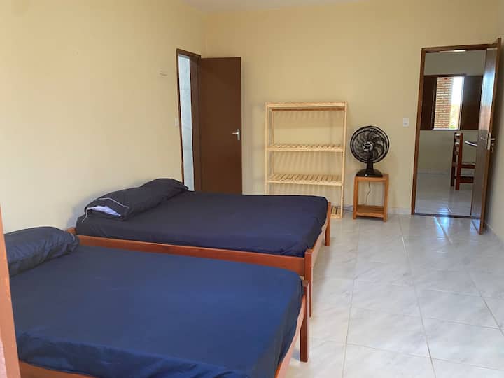 Tutte le suite hanno 1 letto matrimoniale, 1 letto singolo, 1 ventilatore e 1 organizer