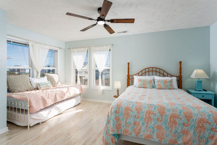 Kitanda cha malkia na kitanda cha mchawi kiko katika chumba hiki kikubwa cha kulala. Una mwonekano wa bahari.  