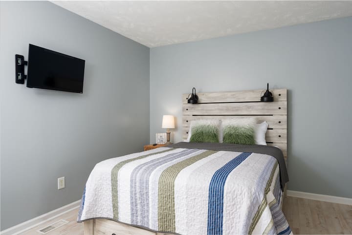 Kitanda cha malkia na kitanda cha mapacha na kabati, runinga na nafasi ya kutosha ya kutembea