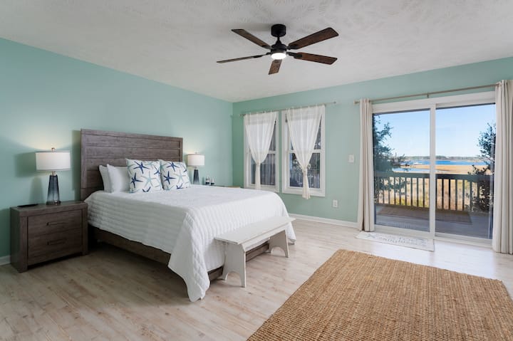 Bwana ana kitanda cha malkia, kabati na runinga.  Kuna kabati kubwa la kuacha mizigo yako na kutundika nguo zako. Mionekano mizuri kutoka kila dirisha!