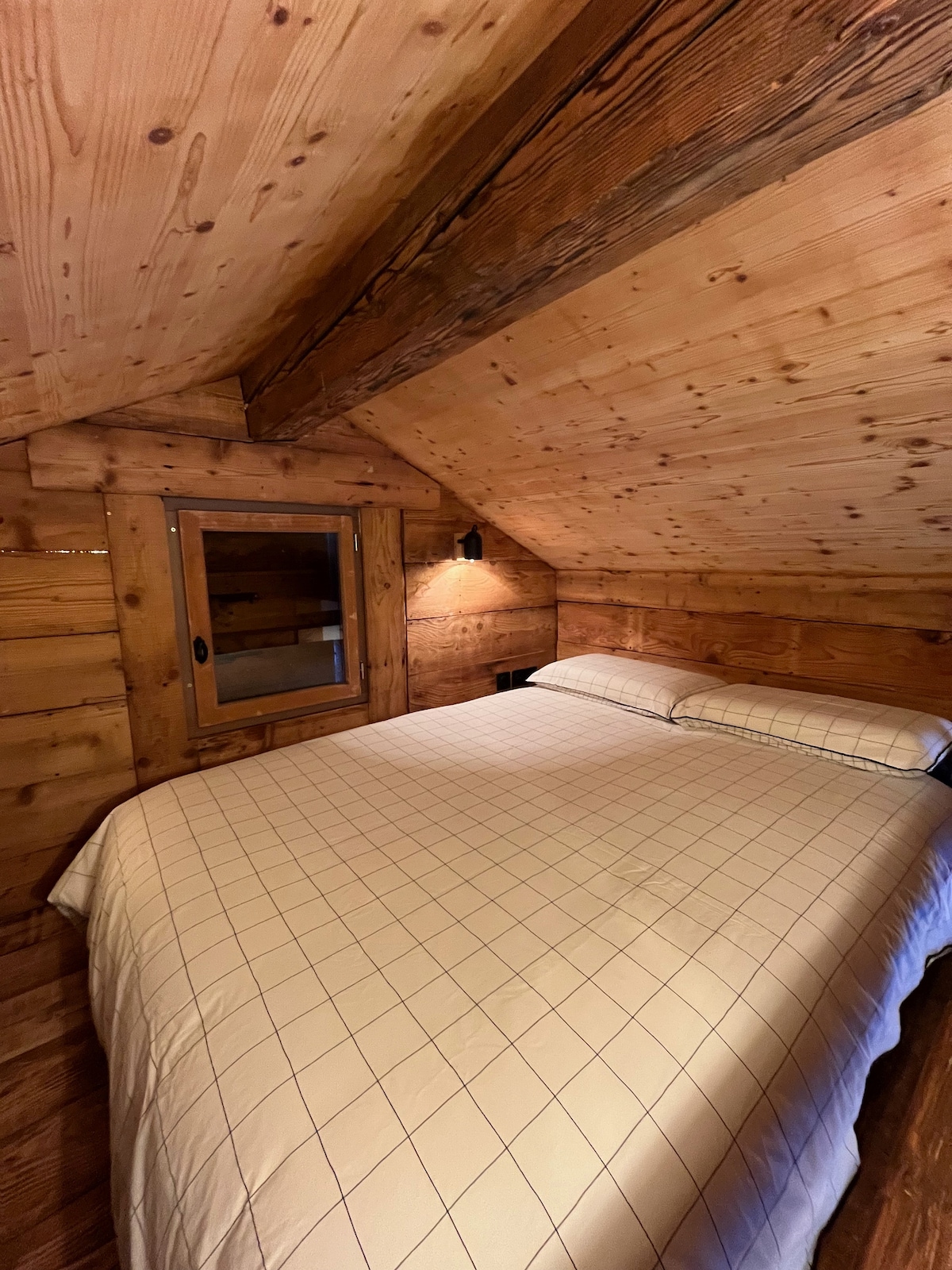 Tweepersoonsbed op de tussenverdieping