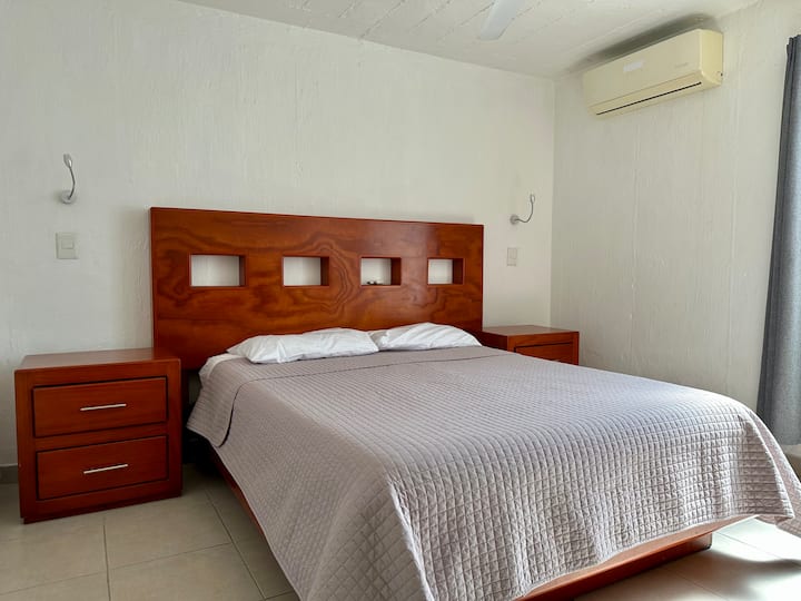 Manželská posteľ
Klimatizácia 
Stropný ventilátor