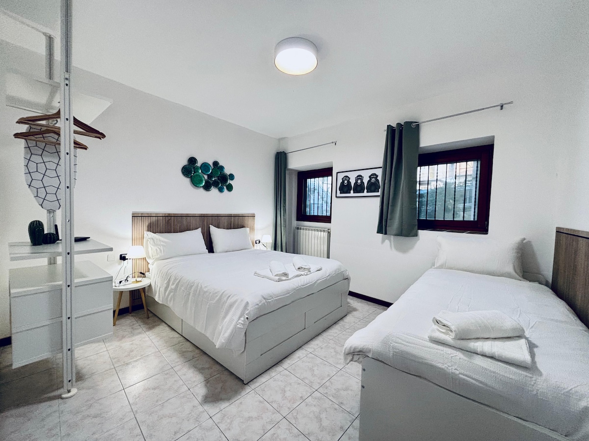 Საძინებელი ორადგილიანი საწოლით და ერთადგილიანი საწოლით. 