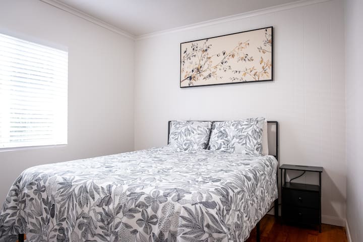 Dhomë e qetë në katin e poshtëm me një krevat dopio "queen".