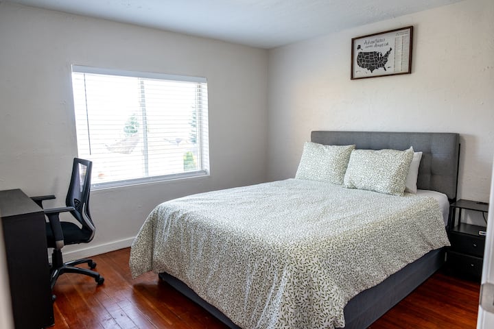 Dhomë gjumi me krevat dopio "queen" në katin e sipërm me hapësirë të dedikuar pune.