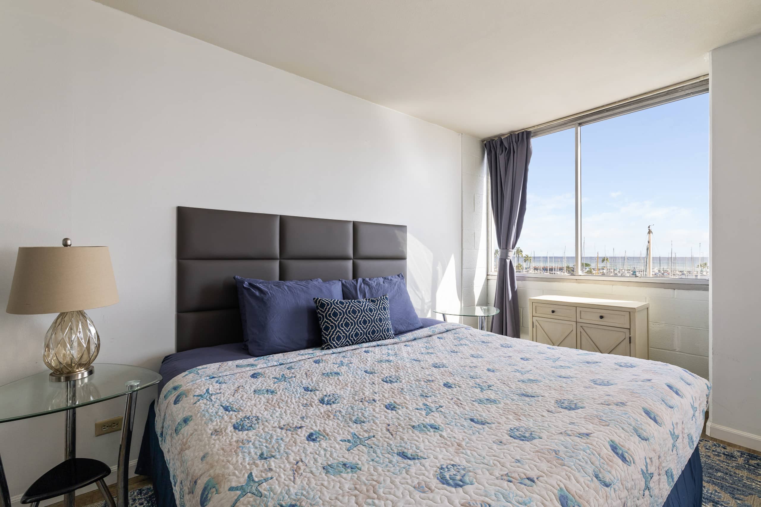 Ocean view one bedroom condo at Ilikai Marina - Image 15