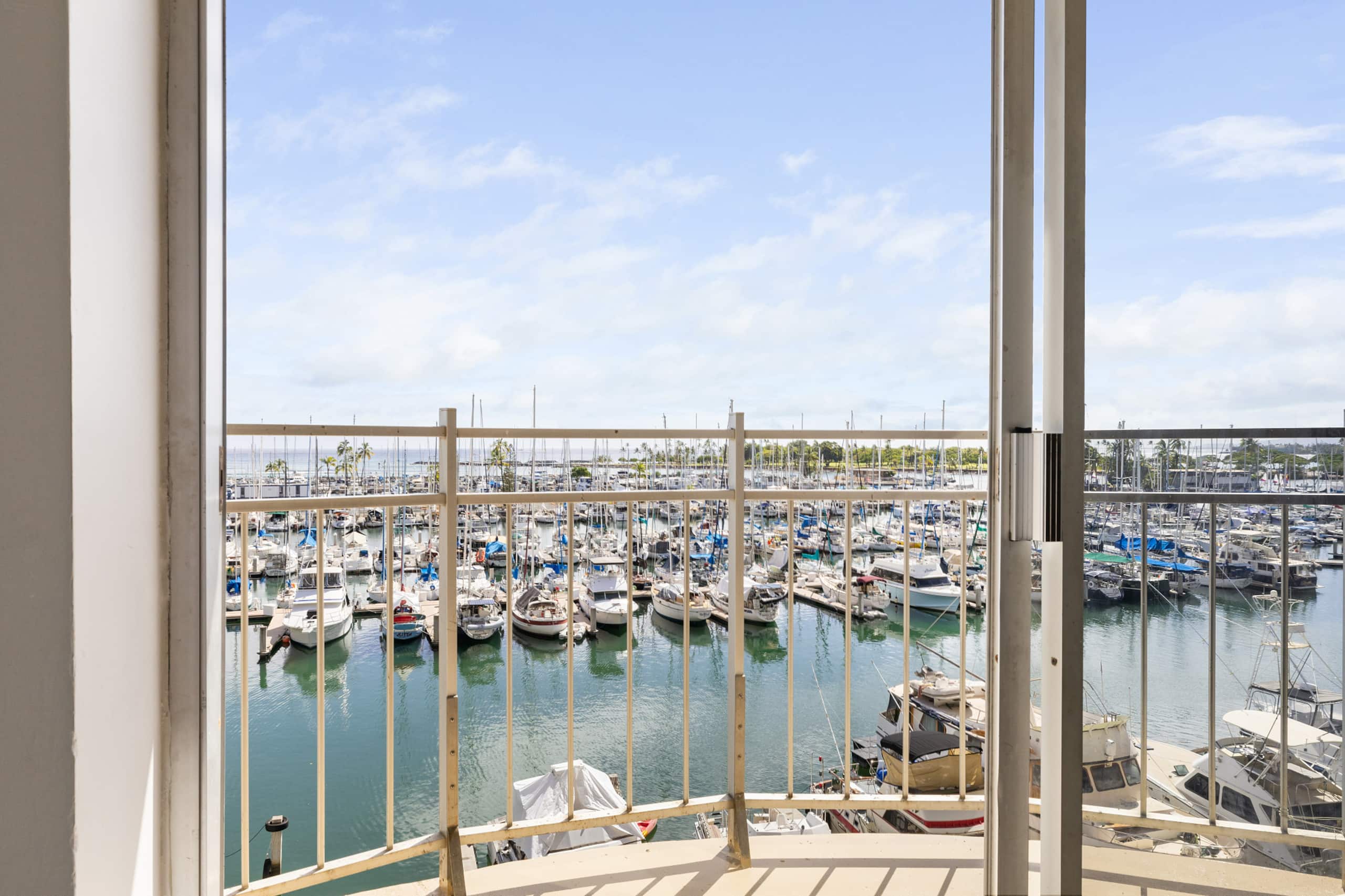 Ocean view one bedroom condo at Ilikai Marina - Image 19