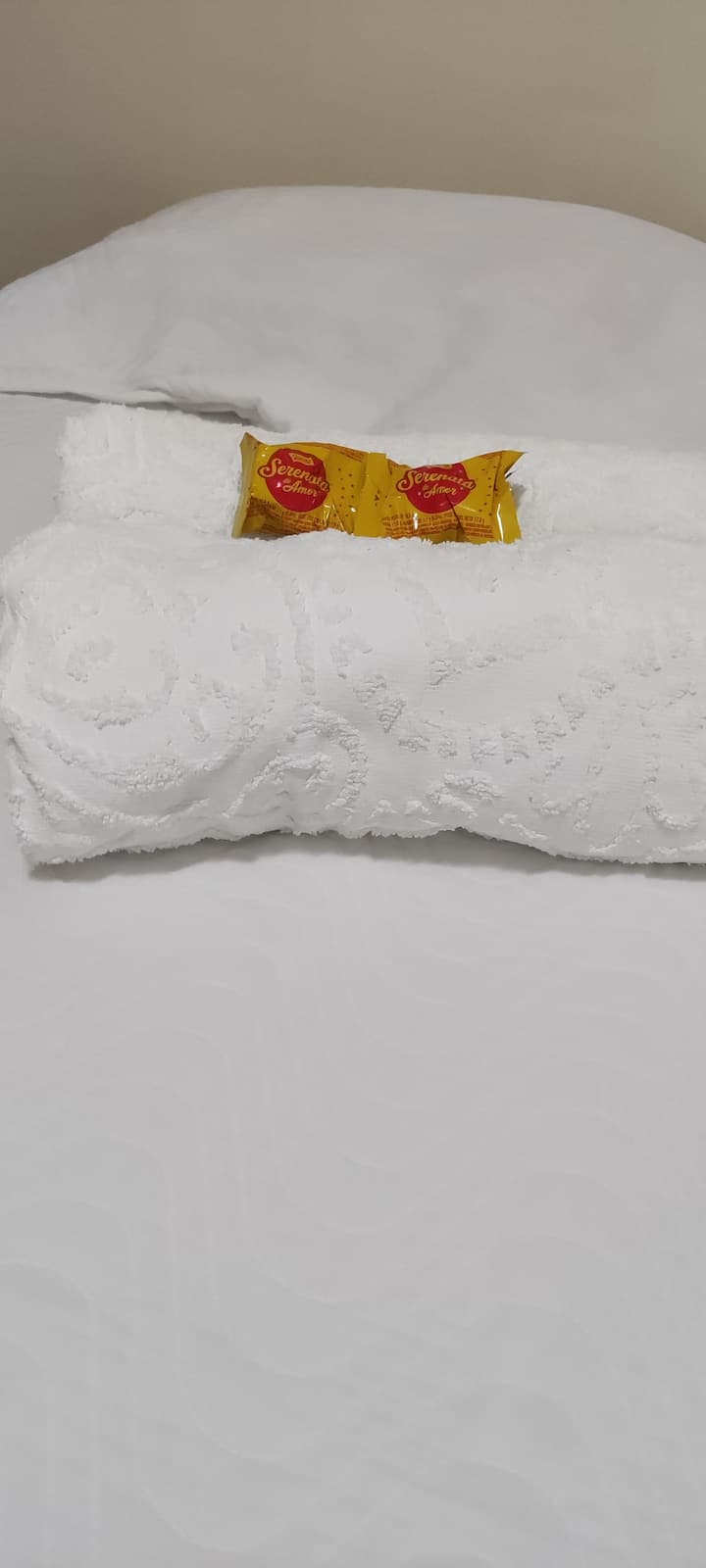 Suite con balcón y lugar para guardar ropa, además de ventilador.Vista parcial de Prainha