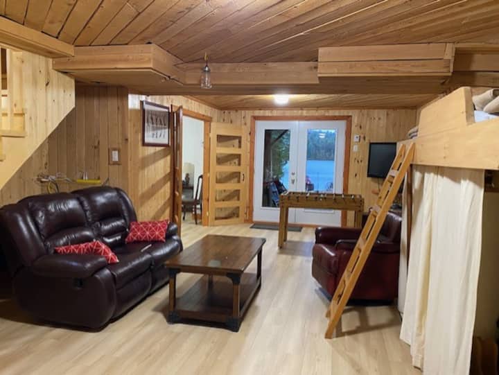 Open room on the ground floor
Possibility of additional beds (1 retractable queen bed and 2 single beds in mezzanine)