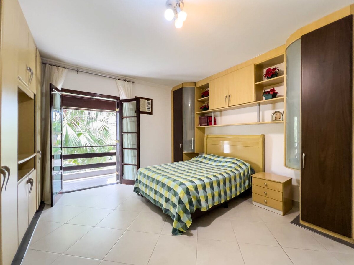 Suite grande con balcón con vistas al jardín