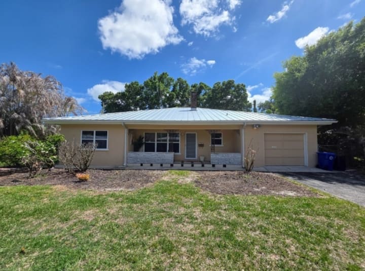 Vintage Vero Bungalow - Vero Beach, FL