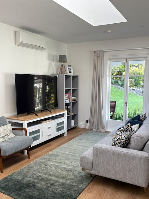 Top Airbnb: The Cottage: A Sensational Titirangi Retreat in Auckland