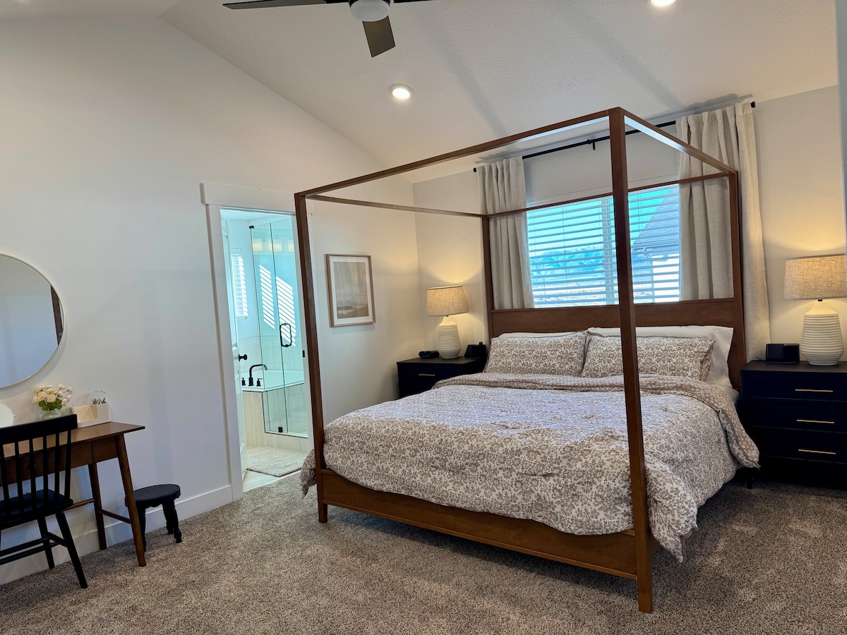 ห้องนอนใหญ่ - เตียงกันสาดไม้ขนาดคิงไซส์ทั้งหมดโคมไฟข้างเตียง 2 ดวงโต๊ะข้างเตียงขนาดใหญ่ 2 ตัว - 3 ลิ้นชักพอร์ตชาร์จโทรศัพท์ 2 ช่องตั้งอยู่บนโต๊ะข้างเตียงแต่ละตัวนาฬิกาปลุก 1 เรือนม่านทึบแสงมู่ลี่หน้าต่างสายไฟต่อ 2 เส้นตั้งอยู่ถัดจากโต๊ะข้างเตียงแต่ละตัว 