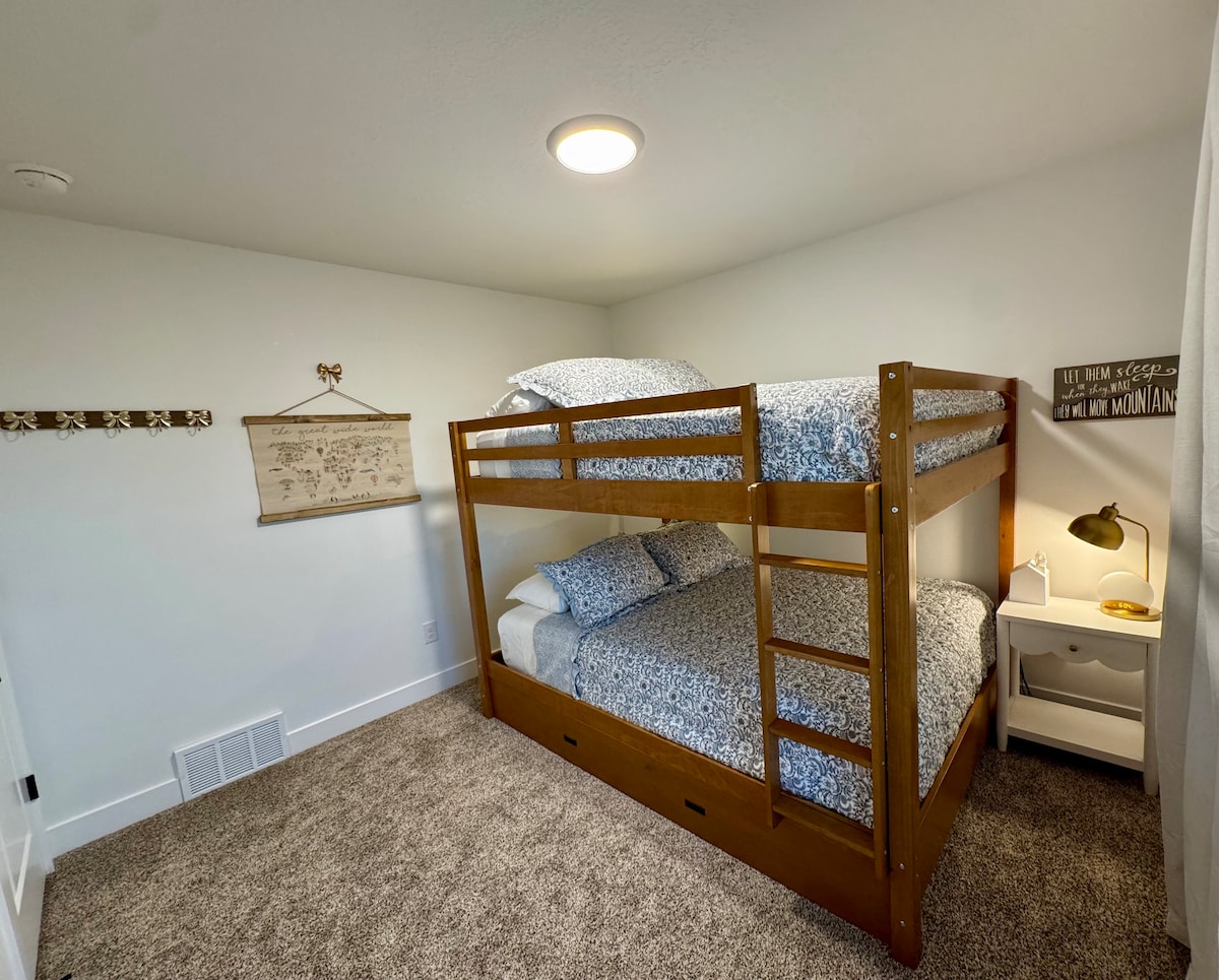 ห้องนอนที่สาม - เตียงควีนไซส์ 2 เตียงและเตียงเดี่ยวแบบดึงออกได้ 1 เตียงใต้เตียงสองชั้น เครื่องนอนเสริมสำหรับเตียงเดี่ยวตั้งอยู่ในตู้เสื้อผ้า โต๊ะข้างเตียง 1 ตัว นาฬิกาปลุก/เครื่องช่วยการนอน 1 ตัว โคมไฟตั้งโต๊ะ 1 ดวง ม่านทึบและม่านหน้าต่าง  