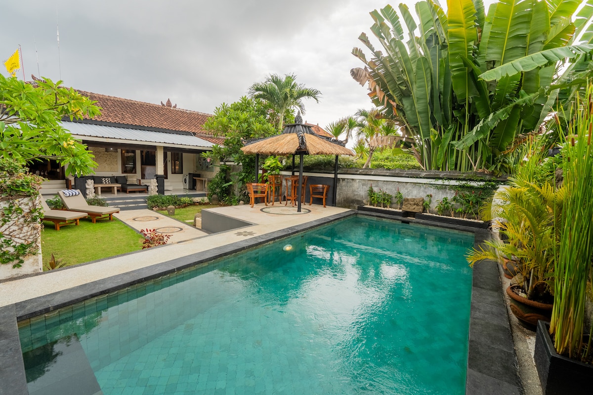 Home in South Kuta · 2 bedrooms · 2 beds · 2 private baths, comparabile Airbnb
