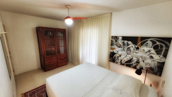 Двойна спалня с двойно легло и 50 см висок здрав матрак Ortobom, рустикален дървен гардероб и достъп до балкона, бяло спално бельо, допълнително одеяло, възглавници Karsten. Просто и удобно. 