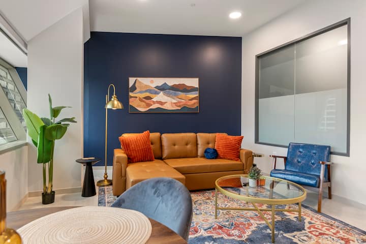 Prime Area Dt| Lux Apt W/free Parking Nearby+gym - Cleveland, OH