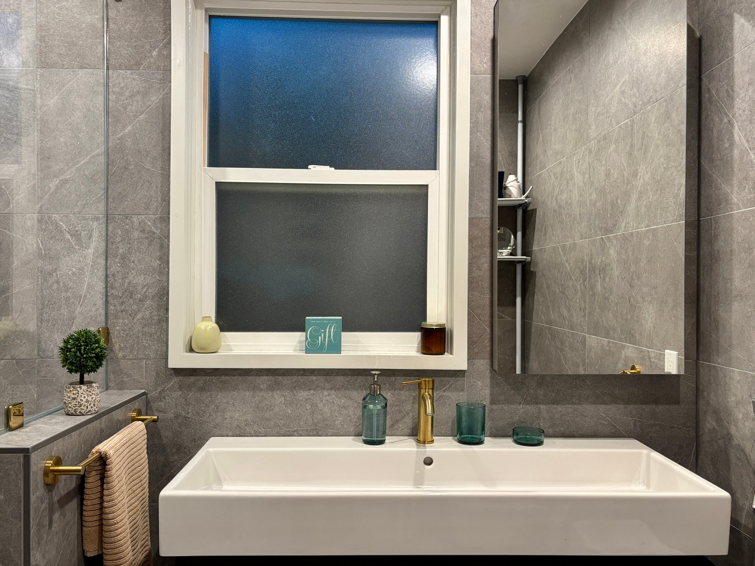 Home in San Francisco · ★5.0 · 2 bedrooms · 2 beds · 1.5 baths - Image 9