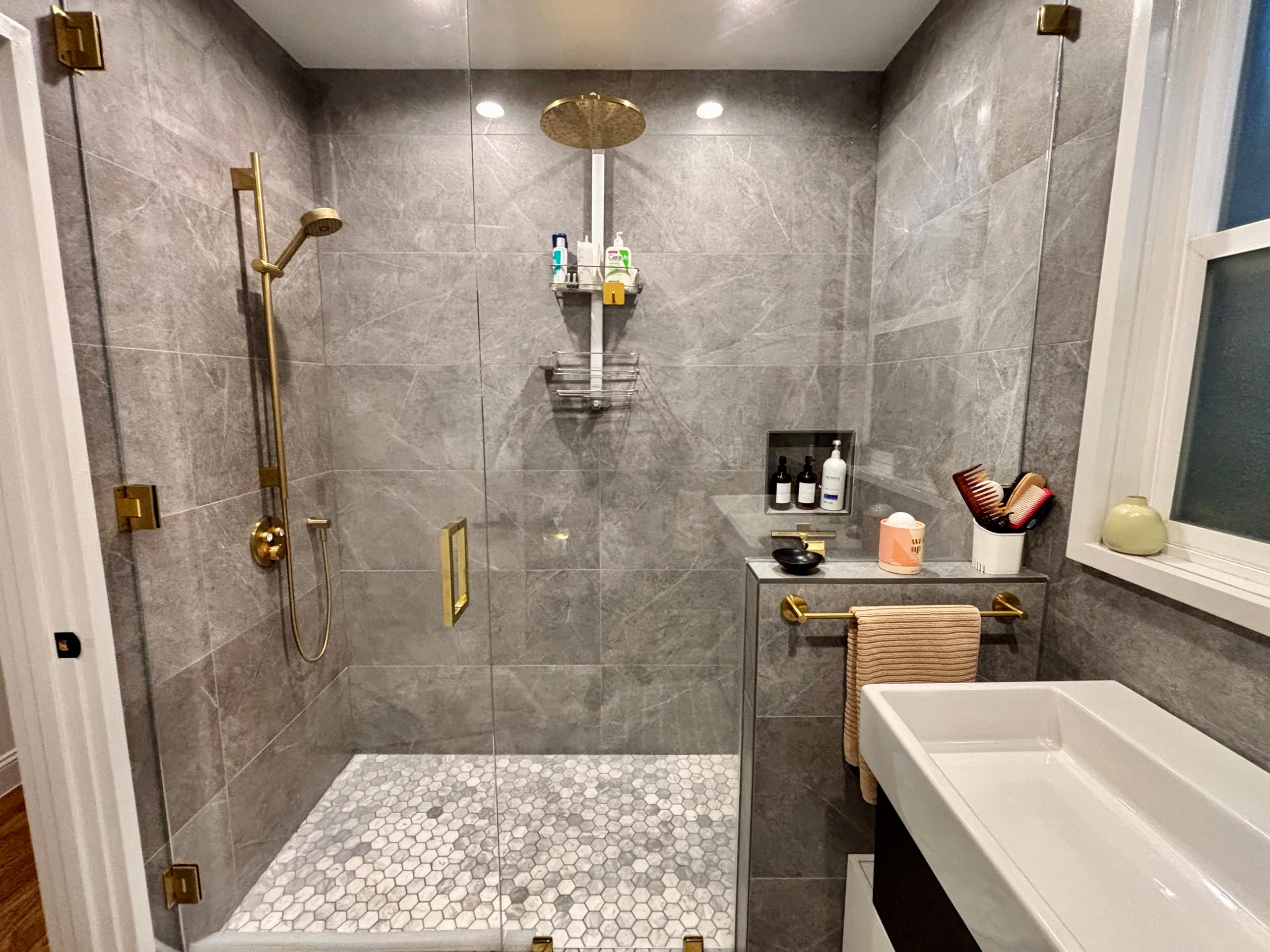 Home in San Francisco · ★5.0 · 2 bedrooms · 2 beds · 1.5 baths - Image 10
