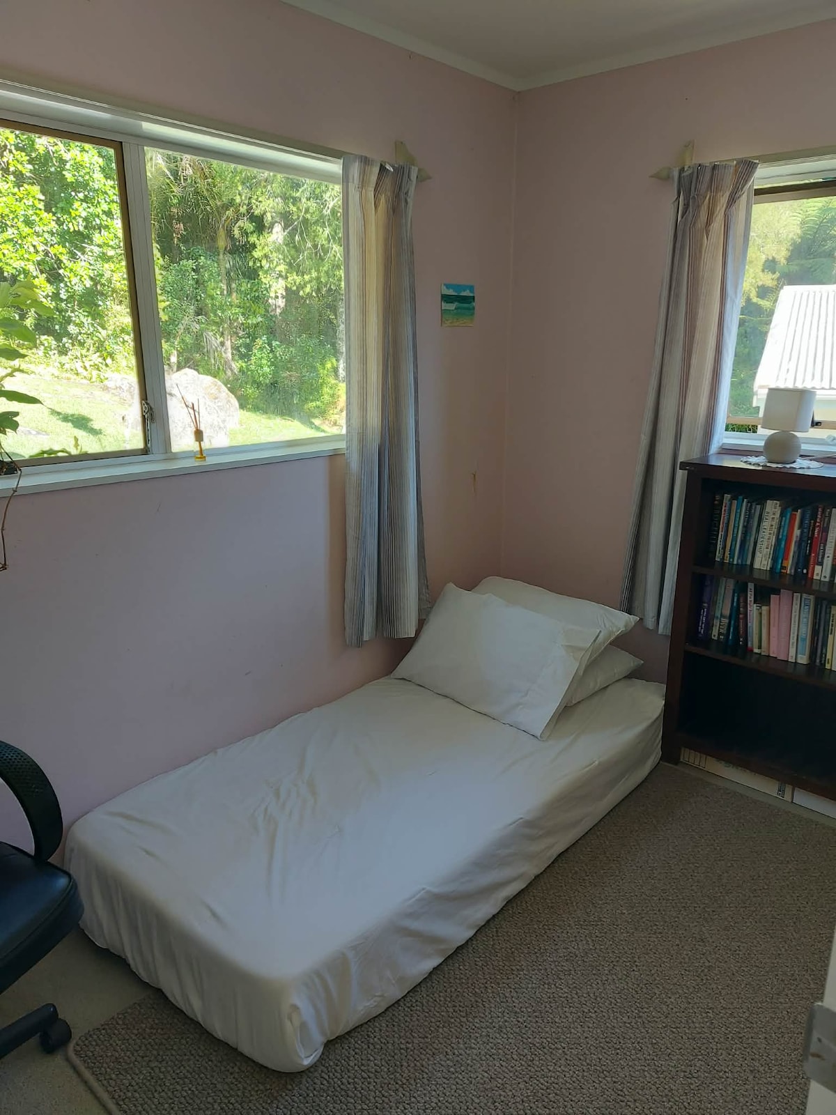 Espacio de oficina o dormitorio adicional, que ofrece 2 colchones de piso si es necesario. 