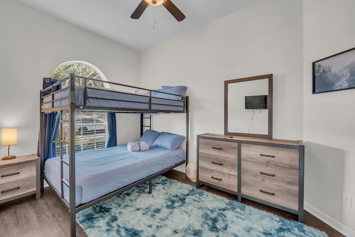 მყუდრო ოთახი ორი დიდი ორადგილიანი საწოლით, რომლებიც იდეალურია ორ ადამიანზე, თუმცა საკმარისად ფართოა, რომ კომფორტულად განიტვირთოთ. სუფთა, კომფორტული და ჯგუფებისთვის შესანიშნავი. ზედა საწოლის წონის ზღვარია 136 კგ.