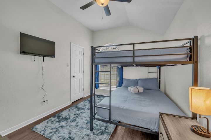 მსუბუქი, მყუდრო ოთახი ორი დიდი საწოლით, რბილი თეთრეულითა და ტელევიზორით დასასვენებლად. იდეალურია კომპანიებისთვის, ოჯახებისთვის ან ერთად მოგზაური ადამიანებისთვის. ზედა საწოლის მაქსიმალური წონა: 136 კგ.