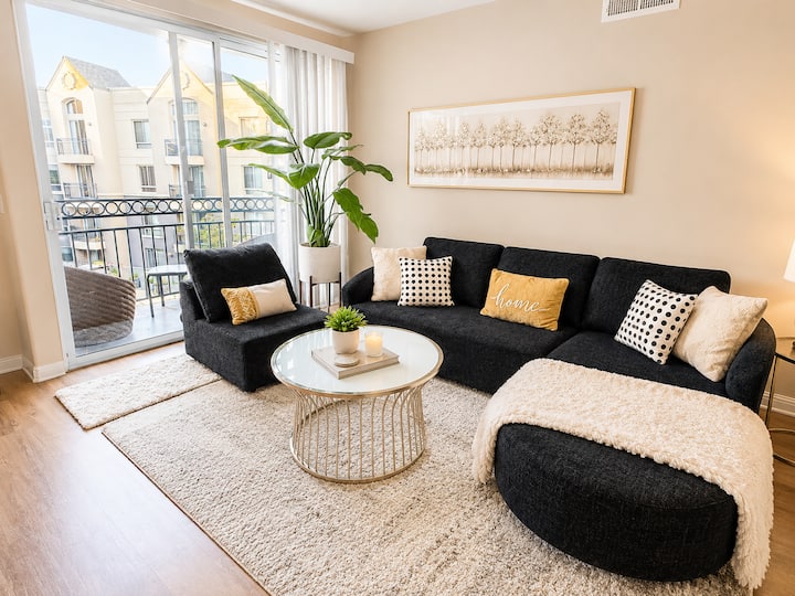 Marina Del Rey Retreat | Heated Pool, Gym & Spa - Culver City, CA