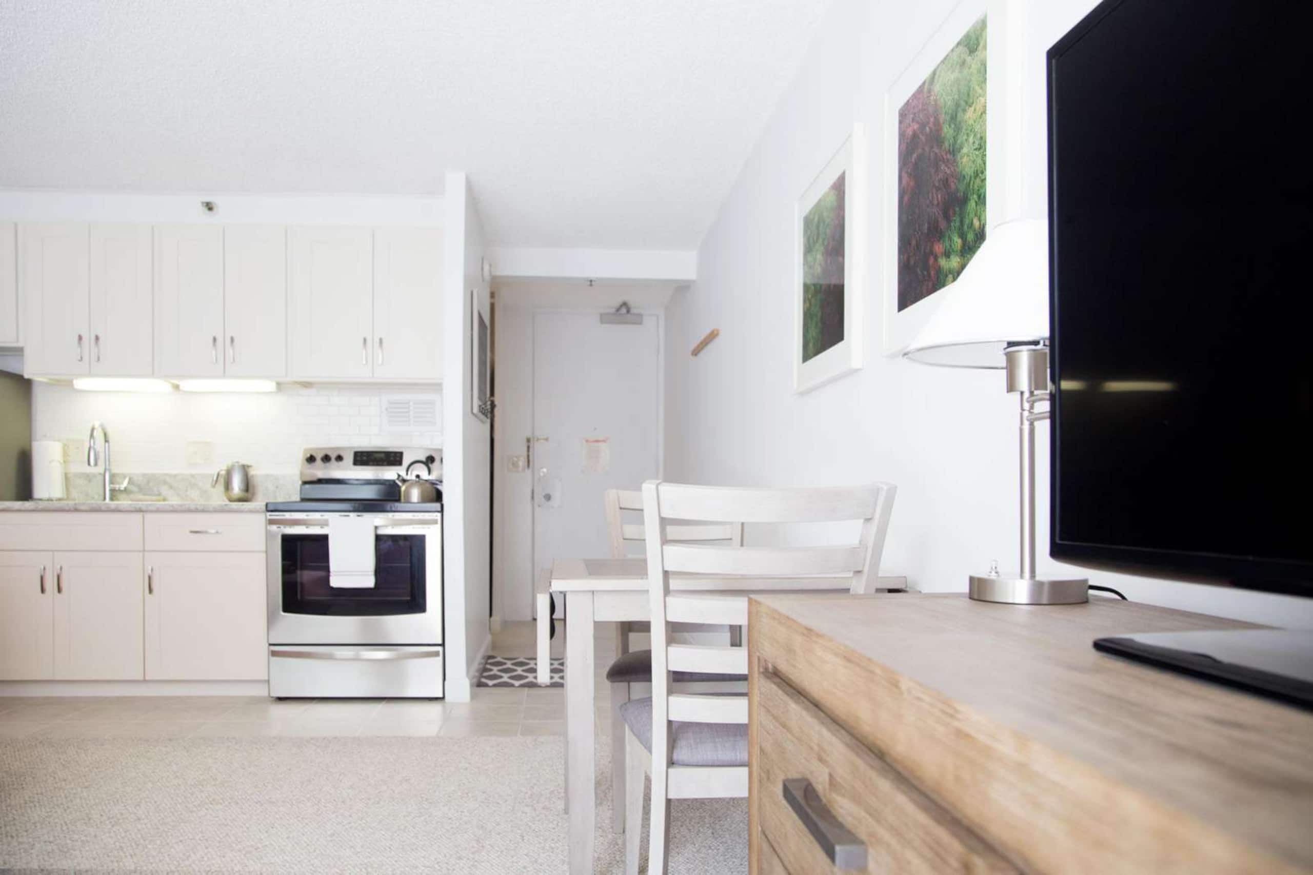 4th Fl Marine Surf Studio | Prime Location - Image 11