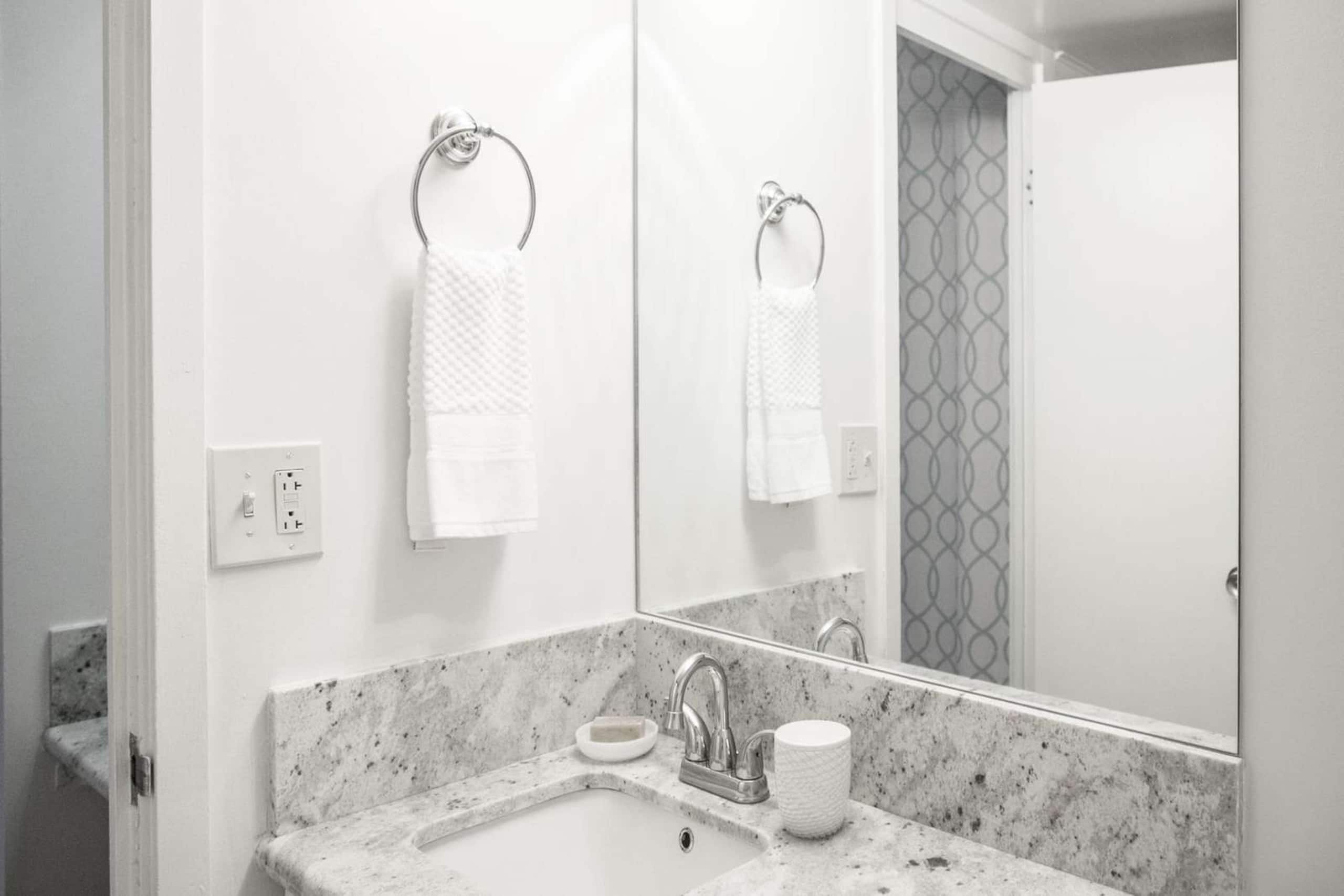 4th Fl Marine Surf Studio | Prime Location - Image 5