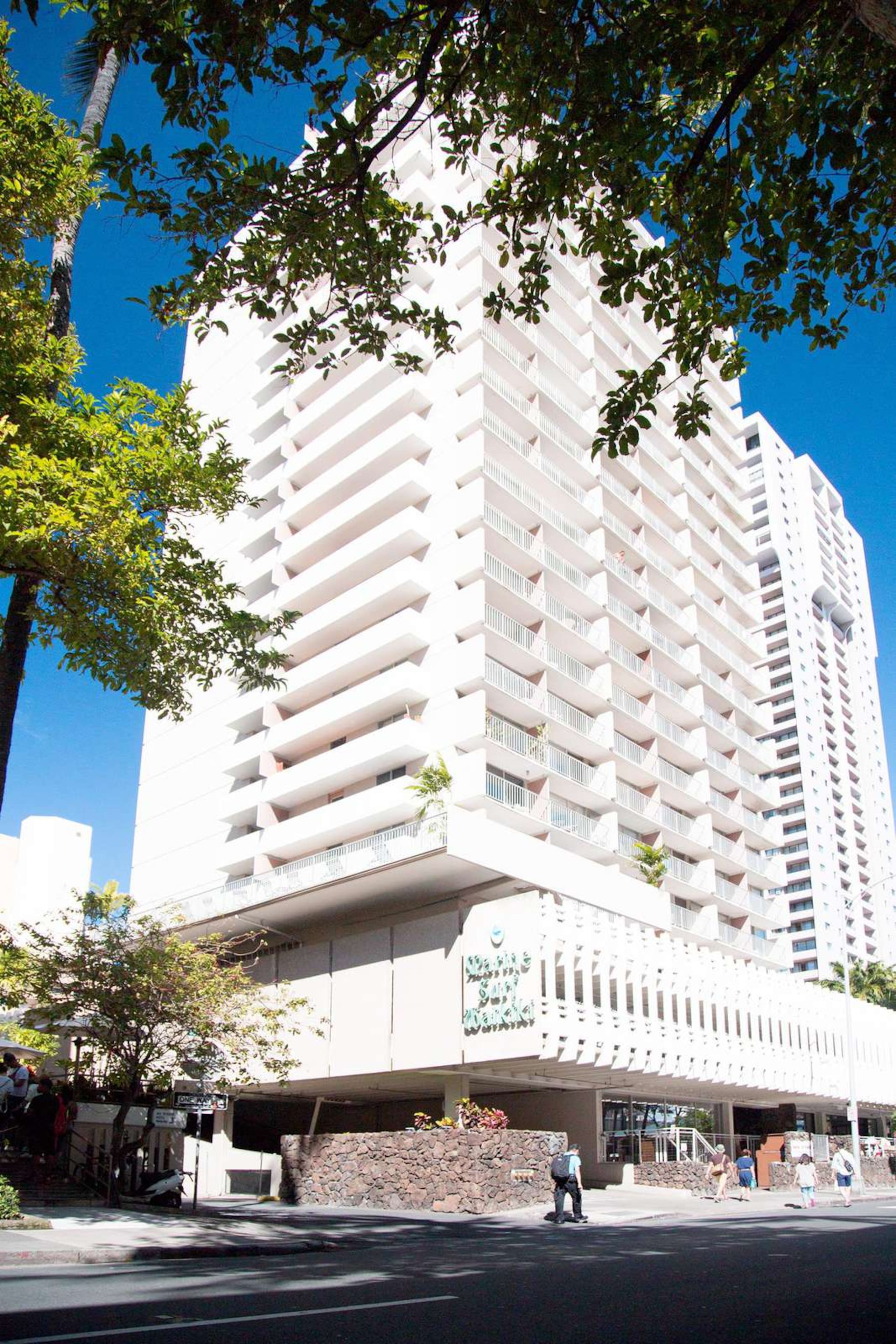 4th Fl Marine Surf Studio | Prime Location - Image 9