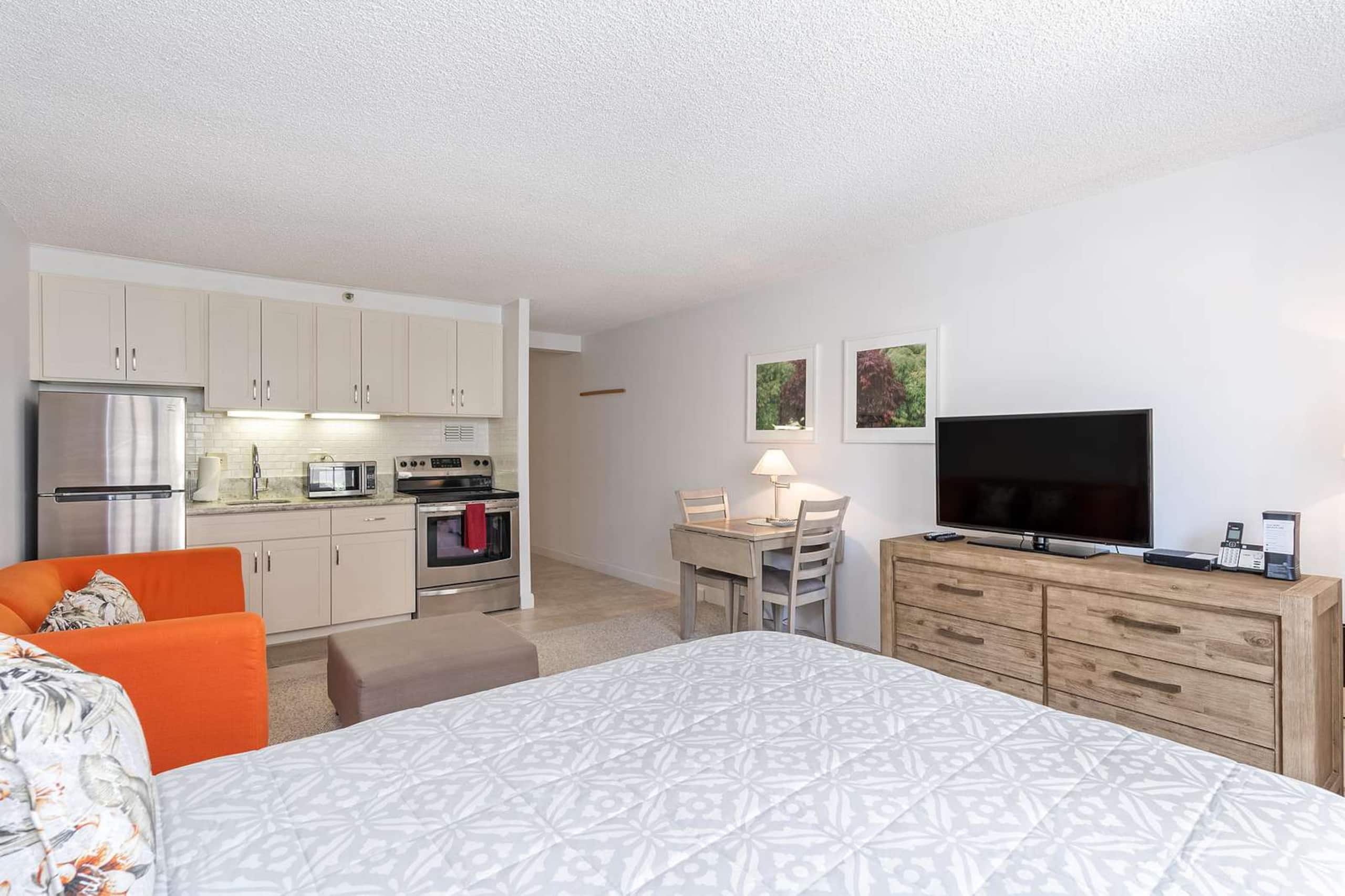 4th Fl Marine Surf Studio | Prime Location - Image 16