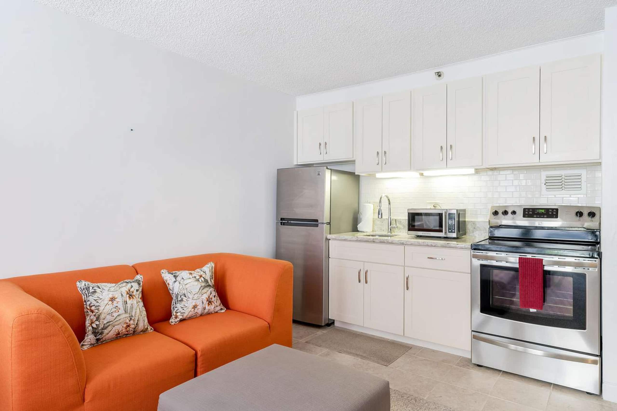 4th Fl Marine Surf Studio | Prime Location - Image 3