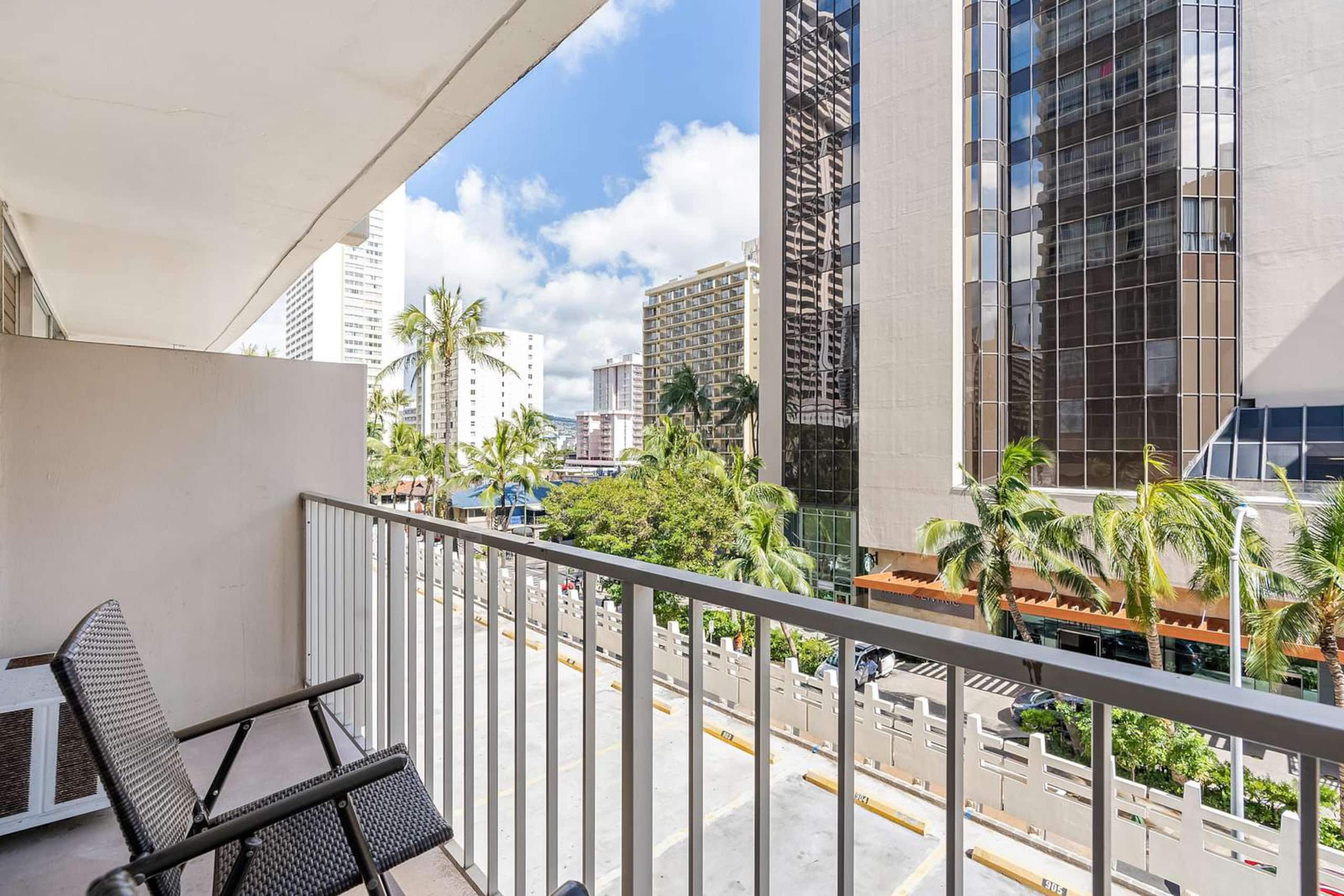 4th Fl Marine Surf Studio | Prime Location - Image 2