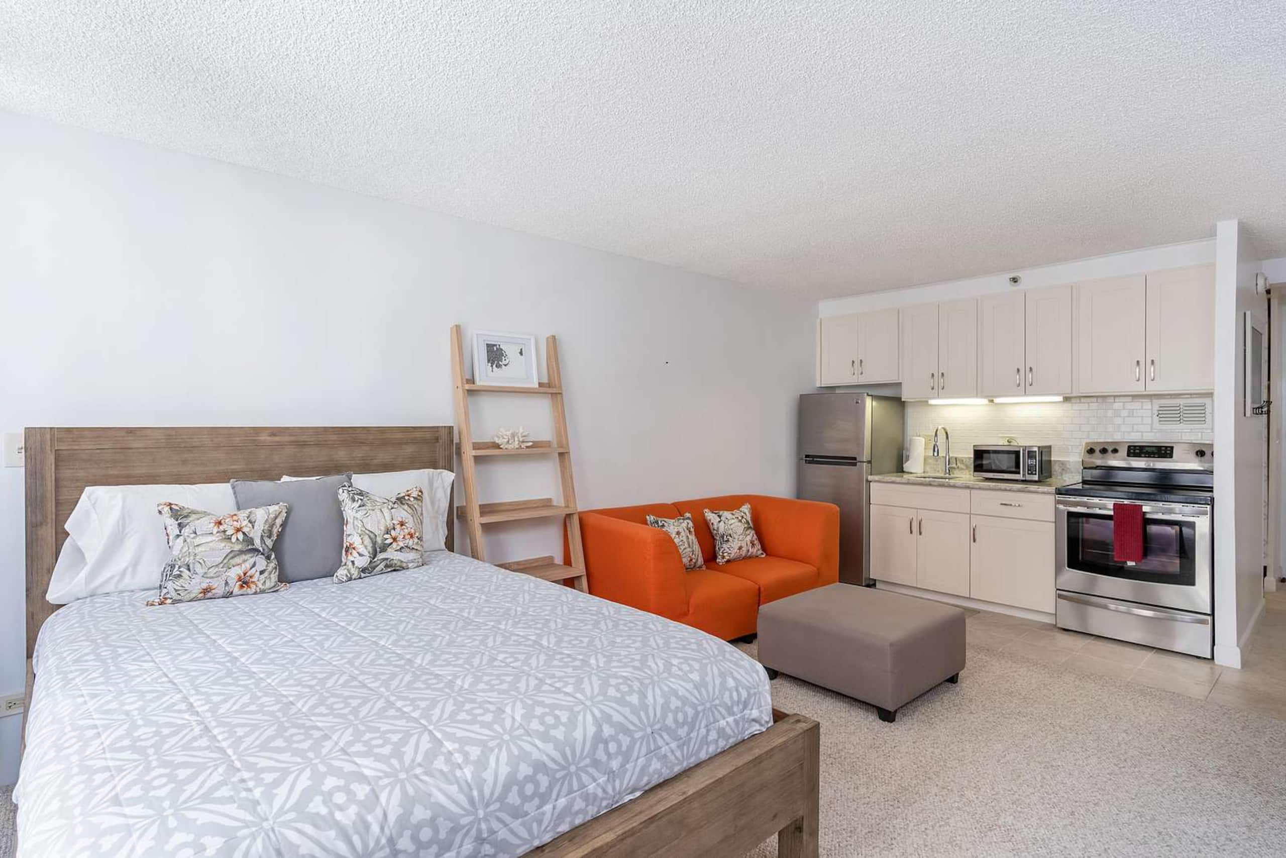 4th Fl Marine Surf Studio | Prime Location - Image 12