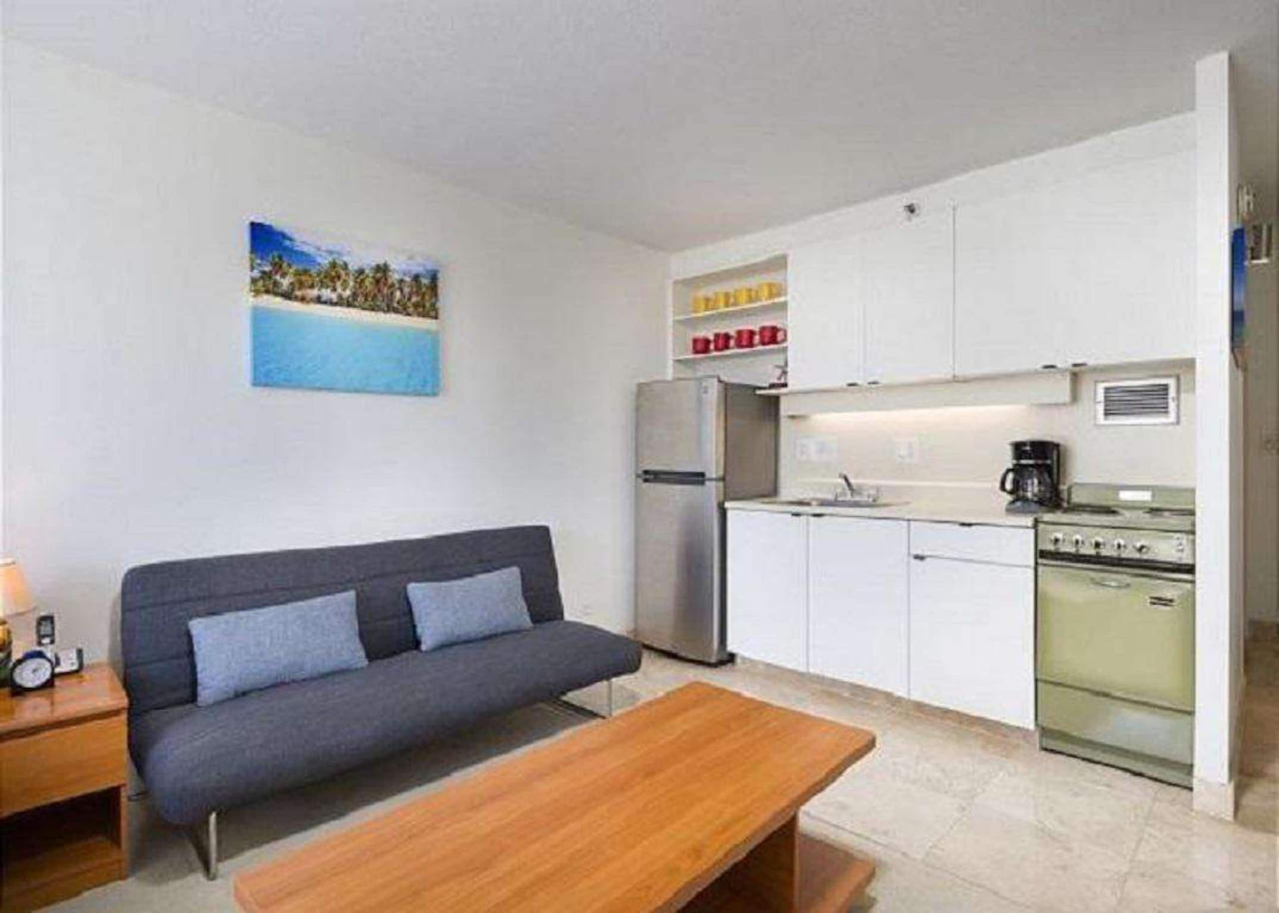 4th Fl Marine Surf Studio | Corner Unit | Parking - Image 2